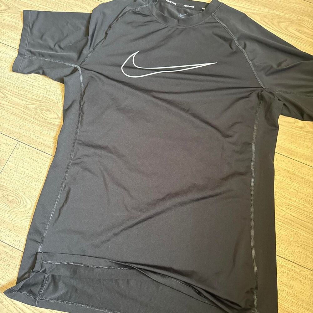Nike Men's Black and Grey T-shirt